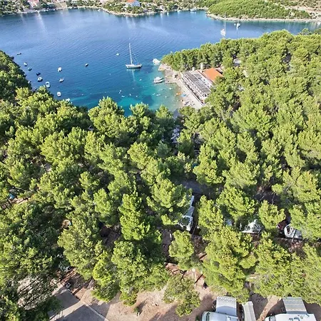 营地 Kamp Vira Pitches